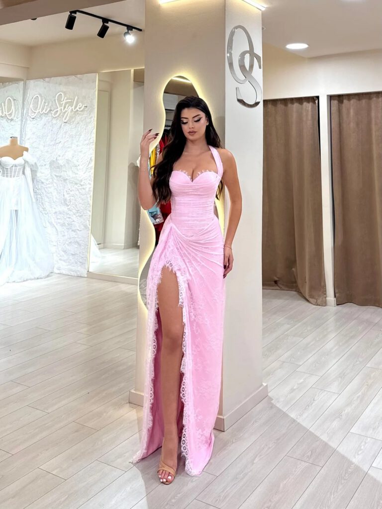 Nove Dress فستان سهرة وردي دانتيل فتحة عالية ياقة هالتر عربي