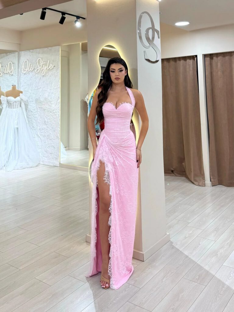 Nove Dress فستان سهرة وردي دانتيل فتحة عالية ياقة هالتر عربي