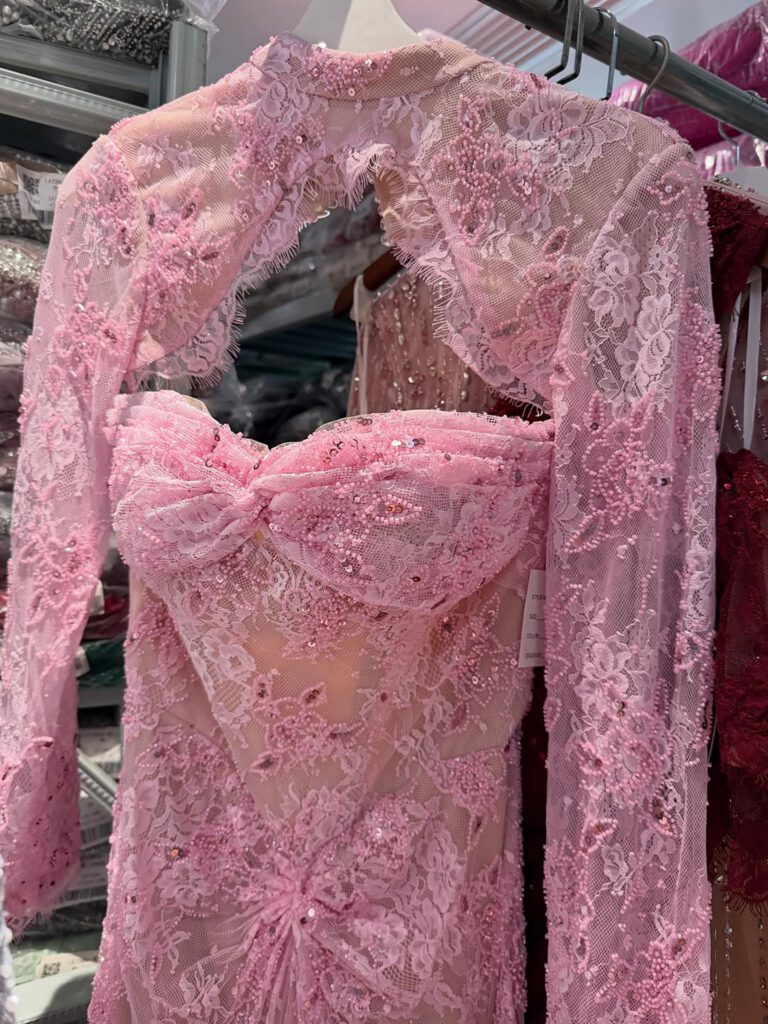 Nove Dress rosa Meerjungfrau Abendkleid mit Spitze, langen Ärmeln und hochgeschlossen