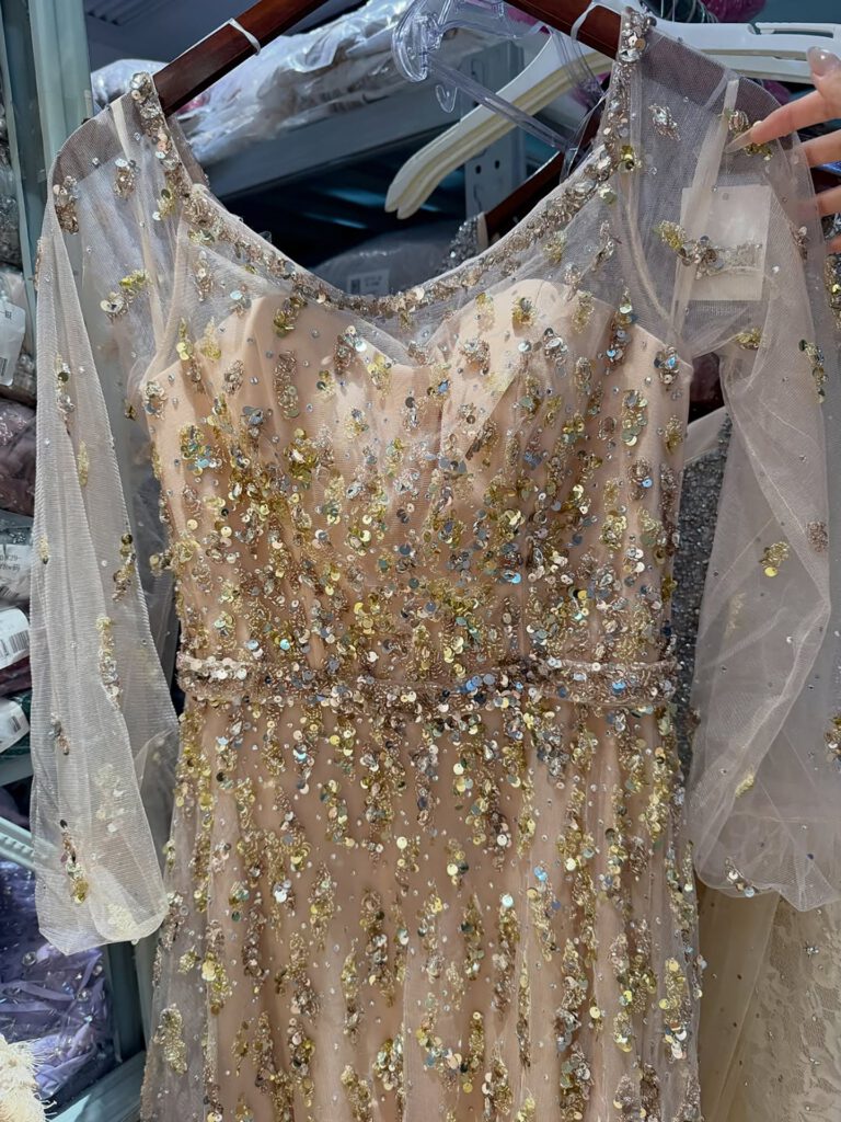 Nove Dress roze A-lijn avondjurk met glitter, tule en off-shoulder