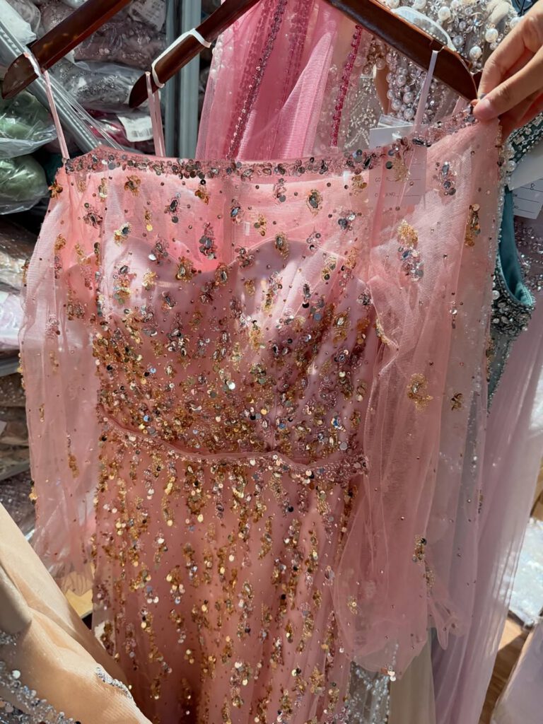 Nove Dress roze A-lijn avondjurk met glitter, tule en off-shoulder