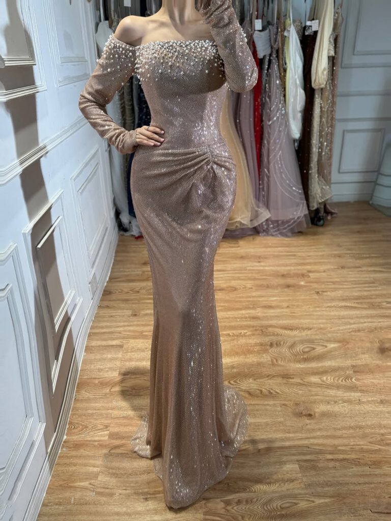 Nove Dress roségold Meerjungfrau Abendkleid mit Perlenbesatz, langen Ärmeln und schulterfreiem