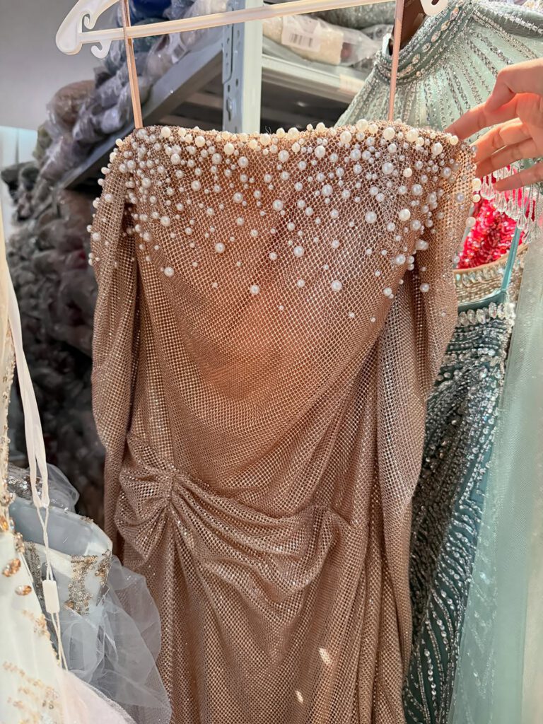 Nove Dress roségold Meerjungfrau Abendkleid mit Perlenbesatz, langen Ärmeln und schulterfreiem