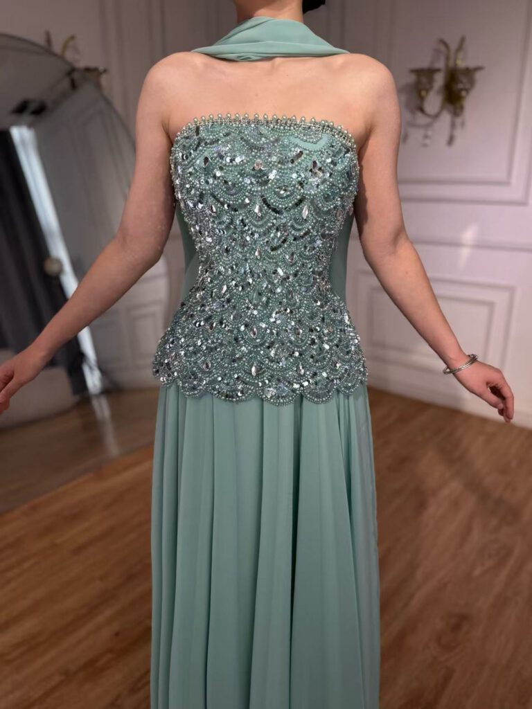 Nove Dress salbeigrün A-Linie Abendkleid mit Perlenstickerei und trägerlosem Schnitt