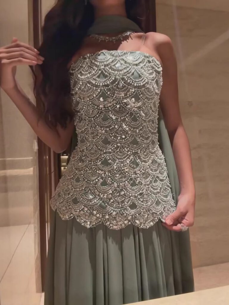 Nove Dress salbeigrün A-Linie Abendkleid mit Perlenstickerei und trägerlosem Schnitt