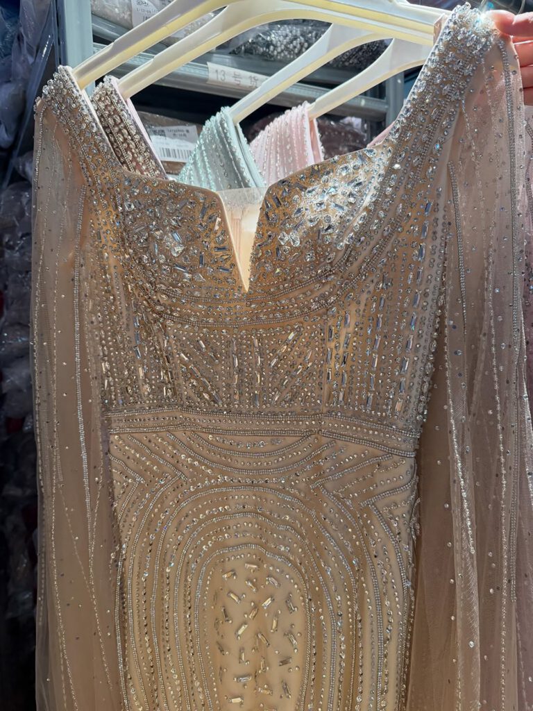 Nove Dress türkis Meerjungfrau Abendkleid mit Perlenstickerei und Cape-Ärmeln