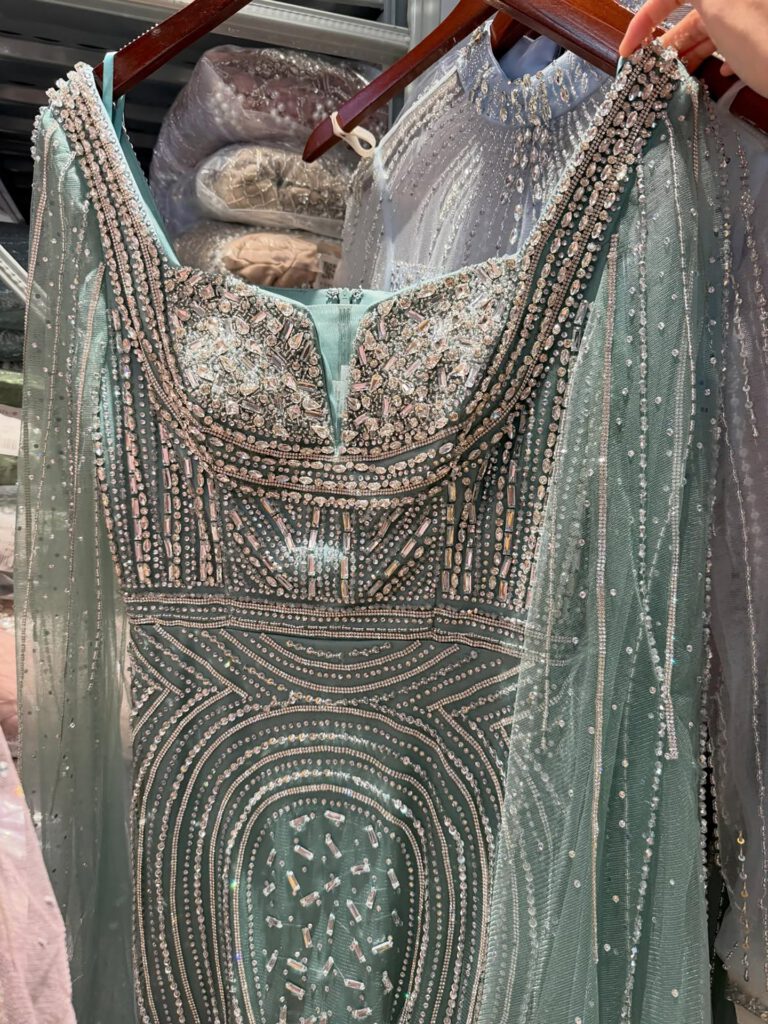 Nove Dress türkis Meerjungfrau Abendkleid mit Perlenstickerei und Cape-Ärmeln