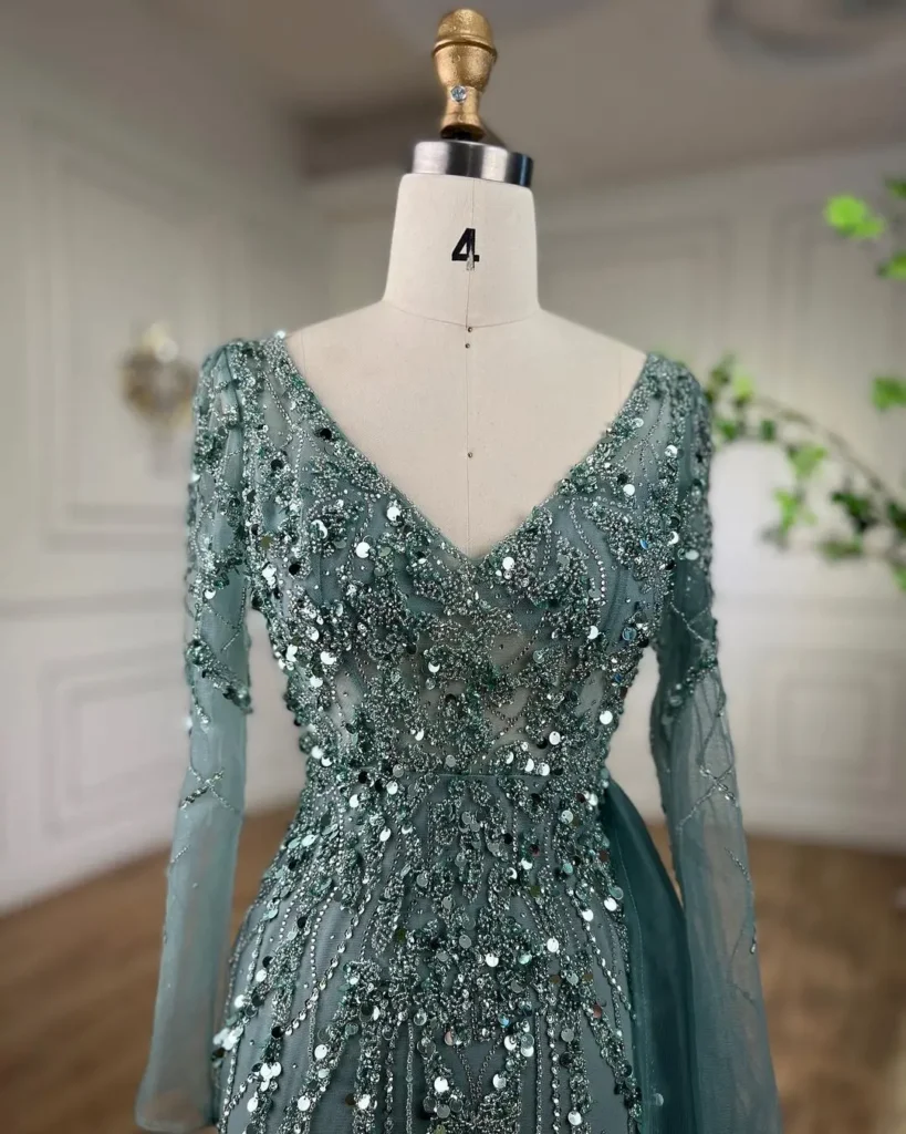 Nove Dress türkis Abendkleid mit Perlenstickerei, langen Ärmeln und hohem Schlitz