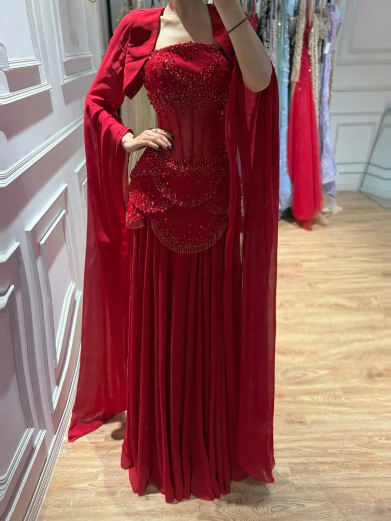 Nove Dress weiß Abendkleid mit Perlenstickerei und Cape-Ärmeln