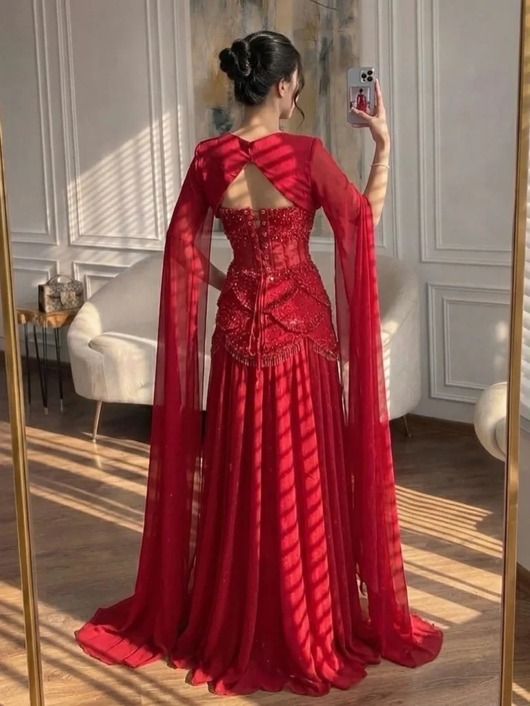 Nove Dress weiß Abendkleid mit Perlenstickerei und Cape-Ärmeln