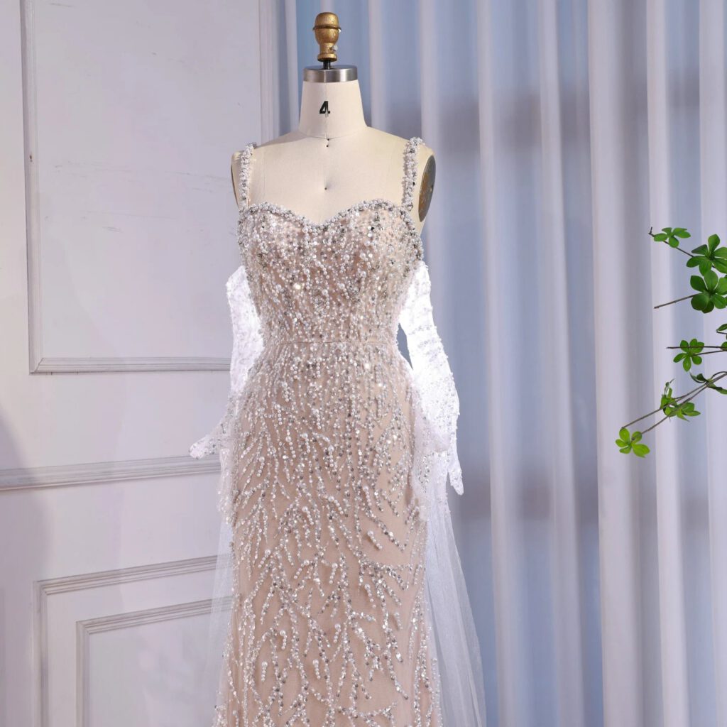 Nove Dress weiß-nude Meerjungfrau Abendkleid mit Perlenbesatz und Spitze