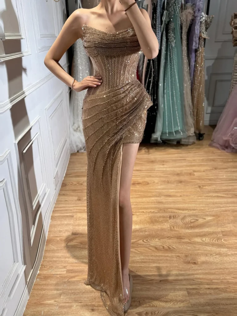Nove Dress weinrot Meerjungfrau Abendkleid mit Perlenstickerei, hohem Schlitz und trägerlosem