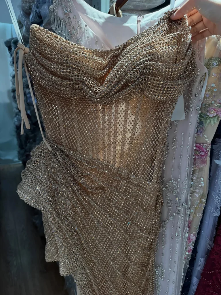 Nove Dress weinrot Meerjungfrau Abendkleid mit Perlenstickerei, hohem Schlitz und trägerlosem