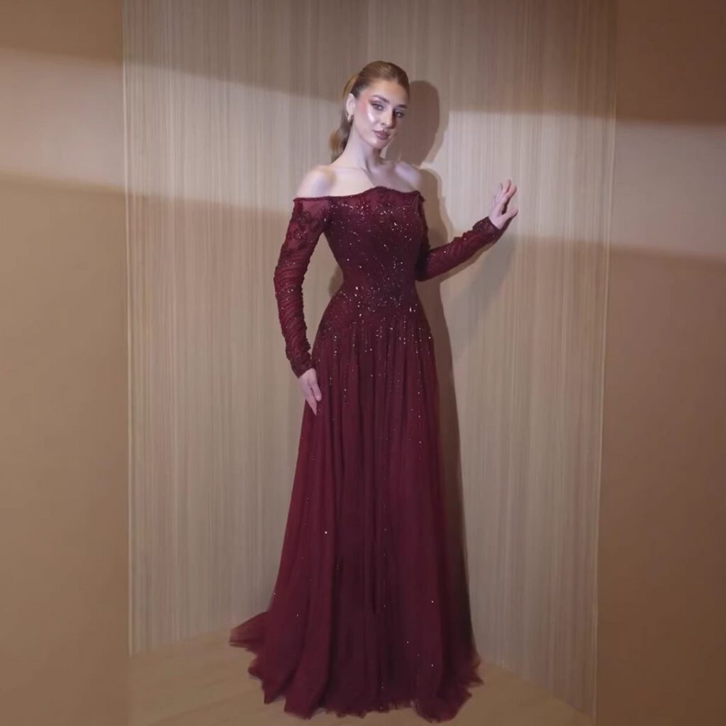 Nove Dress فستان سهرة خمري مطرز أكمام طويلة مكشوف الكتفين