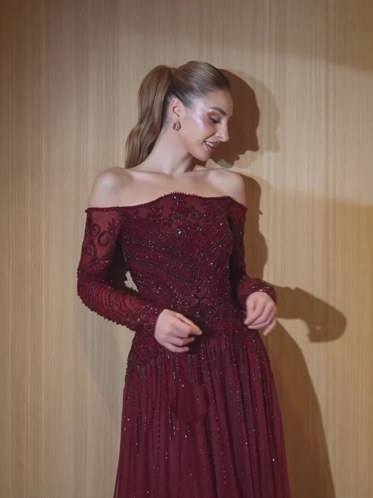 Nove Dress فستان سهرة خمري مطرز أكمام طويلة مكشوف الكتفين
